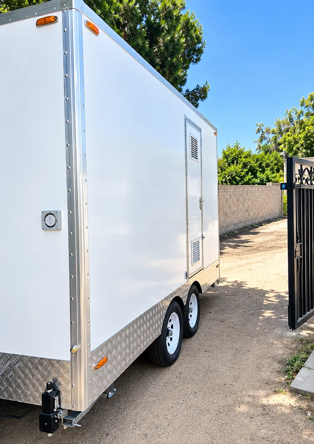 13 ft Luxury Shower-Restroom Combo (3 stalls) for rent in Florida (photo 4)