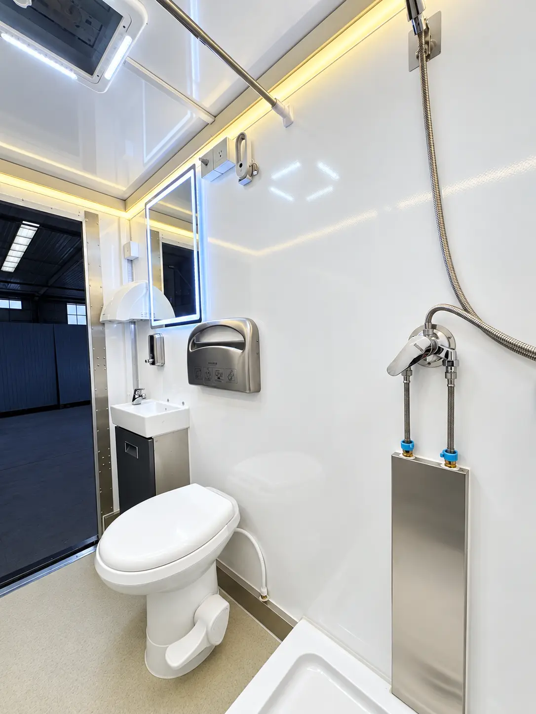 Luxury Shower-Restroom Combo (3 stalls + 1 ADA) for rent in Florida (photo 1)
