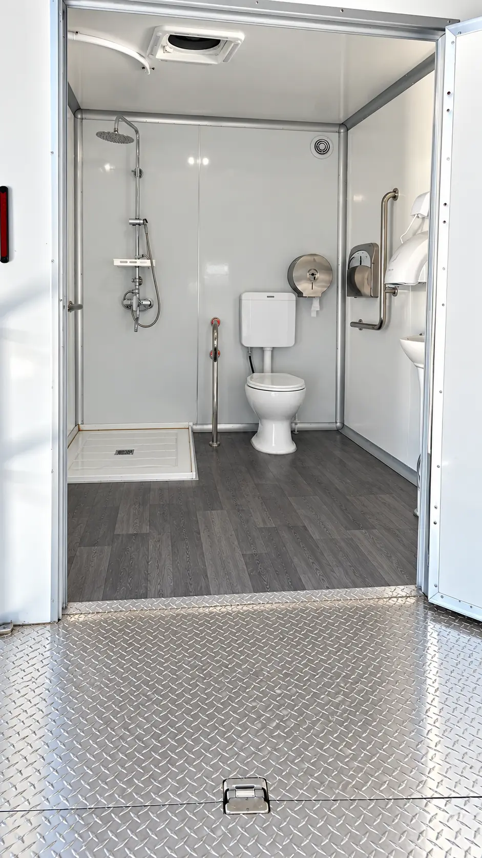 Luxury Shower-Restroom Combo (3 stalls + 1 ADA) for rent in Florida (photo 4)